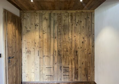 Armoire en vieux bois brûlé au soleil