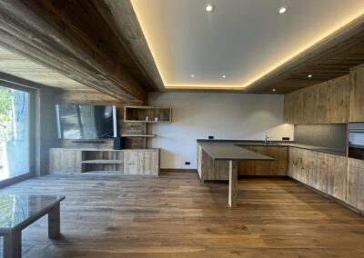 Cuisine salon en vieux bois brûlé au soleil après