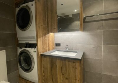 Meuble de salle de bain en vieux bois brûlé au soleil