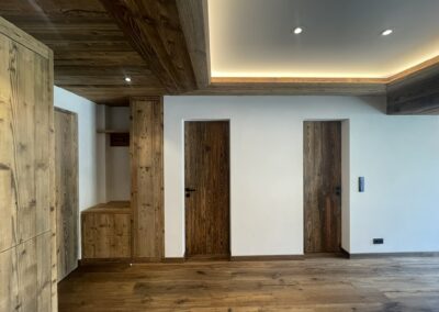 Portes d'entrée et faux plafond en vieux bois brûlé au soleil