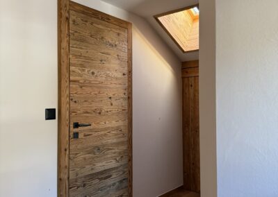 Porte en vieux bois et dégagement