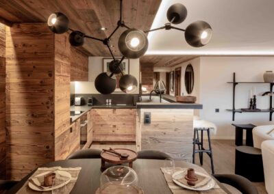 Cuisine en vieux bois brûlé au soleil