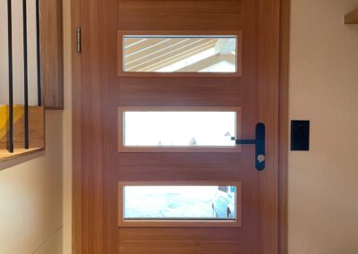 Porte d'entrée vitrée plaquée mélèze intérieur