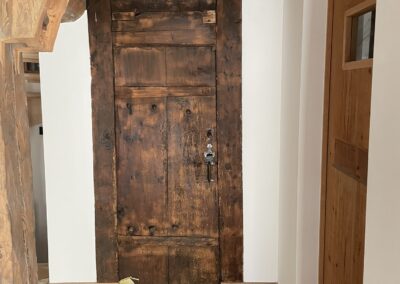 Ancienne porte de récupération en vieux bois