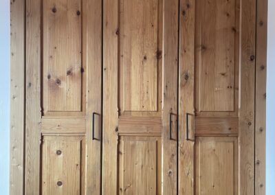 Armoire en vieux bois raboté main retravaillé