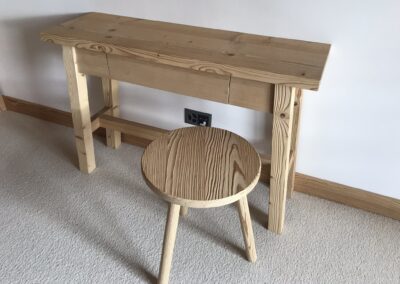 Bureau et tabouret en épicéa vapotraité