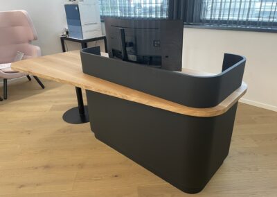 Bureau sur vérins motorisés