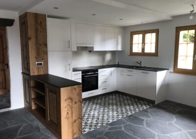 Cuisine stratifiée blanc et vieux bois raboté main retravaillé