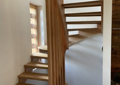 Escalier en mélèze avec garde corps claustra
