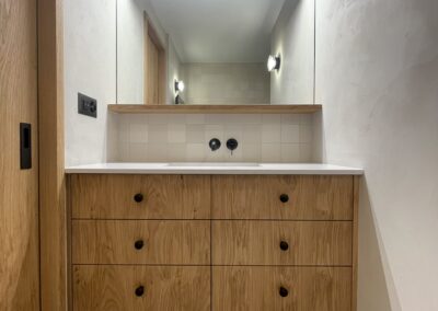 Meuble de salle de bain en chêne ramageux brossé