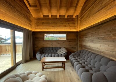 Parois avec éclairages intégrés en vieux bois brûlé au soleil horizontal