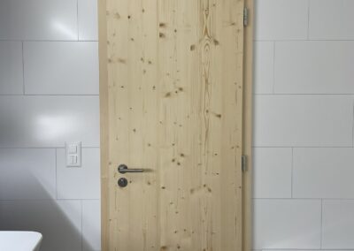Porte de communication avec partie vitrée en épicéa vertical