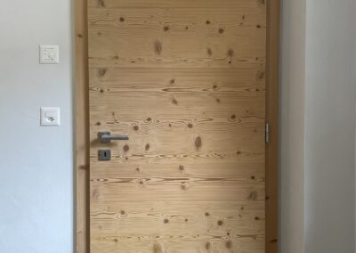 Porte de communication en sapin vapotraité horizontal avec noeuds