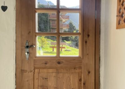 Porte d'entrée en vieux bois raboté main retravaillé