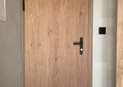 Porte d'entrée plaquée chêne ramageux vertical brossé