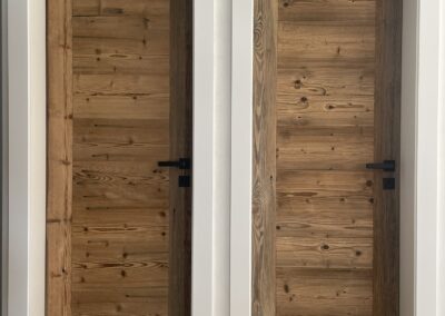 Portes en vieux bois brûlé au soleil, 2 montants verticaux