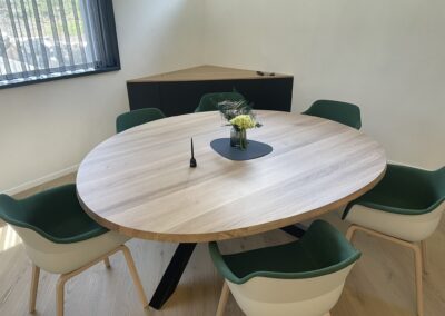 Table en chêne de forme aléatoire